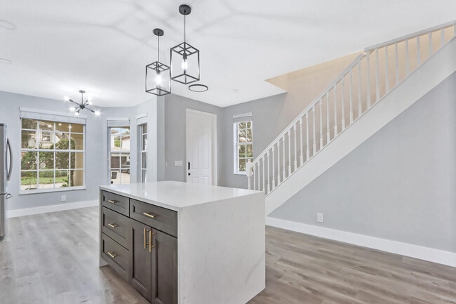 Building Photo - 607 Castle Dr