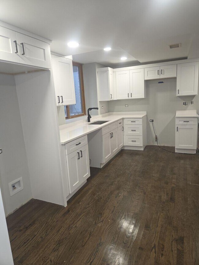 Building Photo - 3 bedroom in Chicago IL 60647