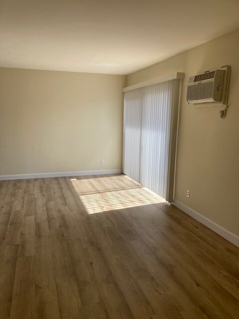 Living/Balcony - 6432 Agnes Ave