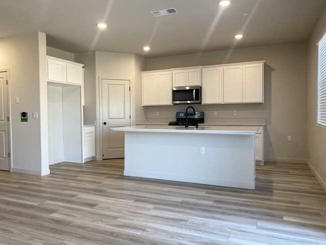 Building Photo - AVAILABLE NOW! 4 bedroom/2.5 bathroom home!