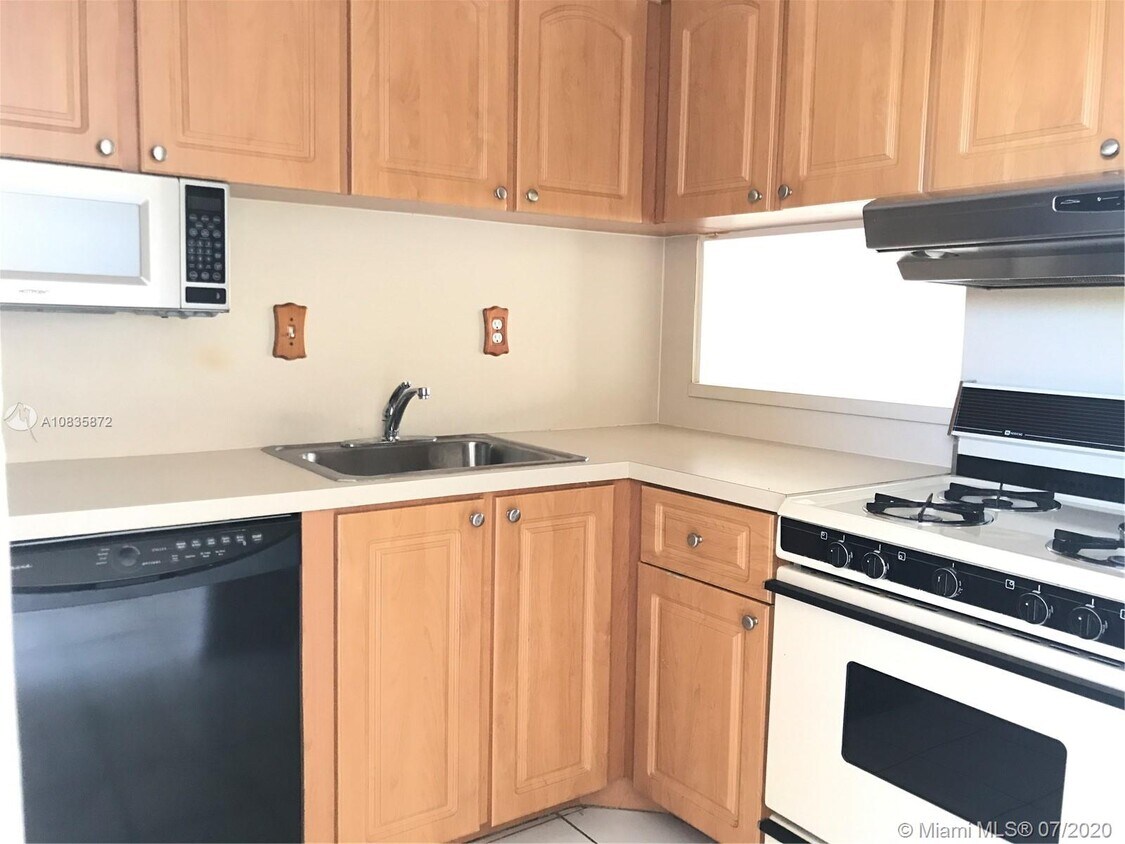 Foto principal - 6886 N Kendall Dr