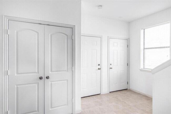 Building Photo - 1918 Weeping Oaks