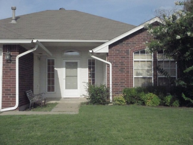 Building Photo - 9504 S Bryant Ter