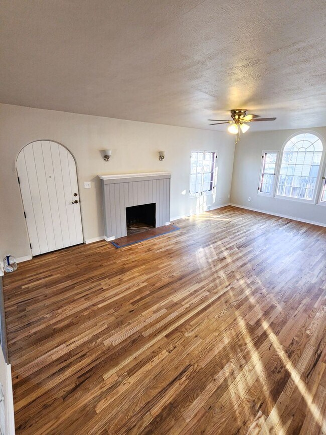 Foto del edificio - Charming Home with Large Backyard!