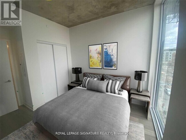 Photo du bâtiment - 1808 St Clair Ave W