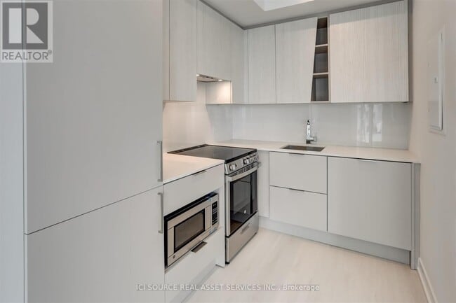 Photo du bâtiment - 3900-3900 Confederation Pkwy