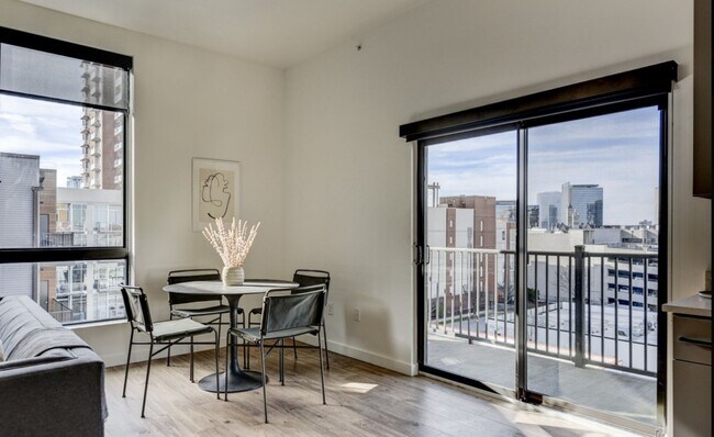 Foto del edificio - Sleek 1 Bedroom Condo walkable to all thin...