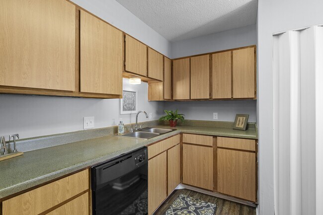 Cocinas elegantes y funcionales diseñadas para la vida cotidiana en los apartamentos Lakeland East en Flowood, MS. Administrados por Highlands Vista Group. - Lakeland East