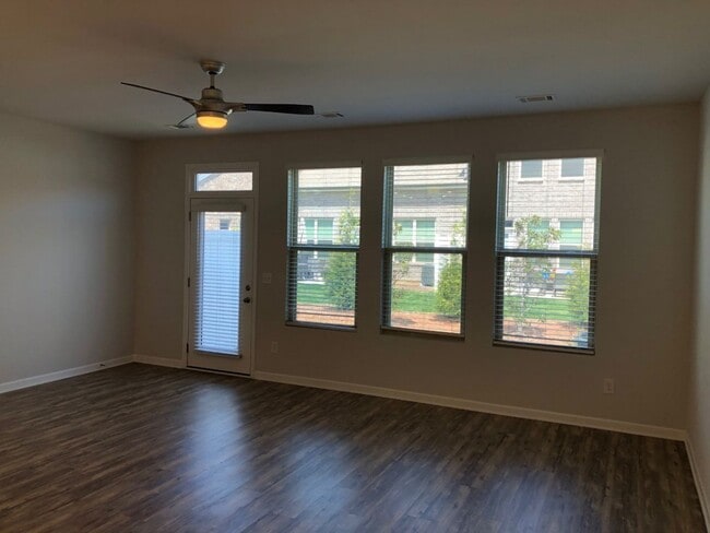 Building Photo - Beautiful Open Concept 3 BR 2.5 Bath Townhome