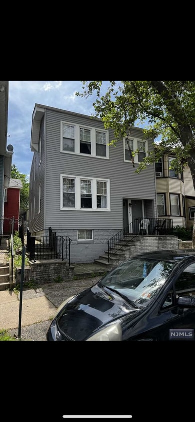 Primary Photo - 214 Maple St