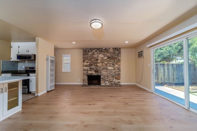 Building Photo - 877 Miller Ave