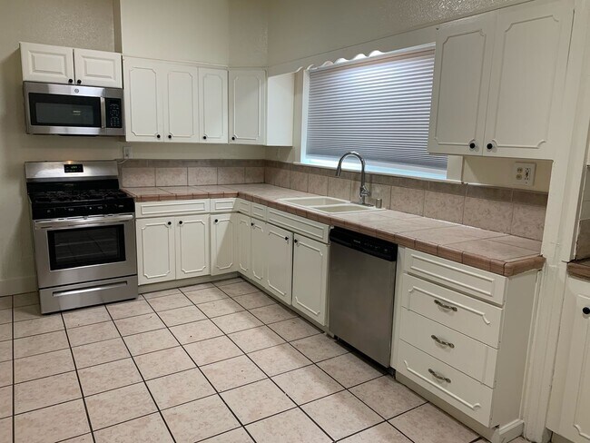 Building Photo - 1/2 Off First Month's Rent, 5Bdrm, 3Bath, SFR