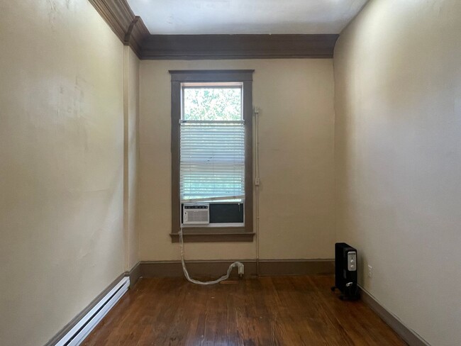 Building Photo - One Bedroom Apartment in Great Downtown Lo...