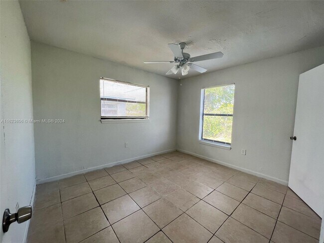 Foto del edificio - 2401 NW 15th St