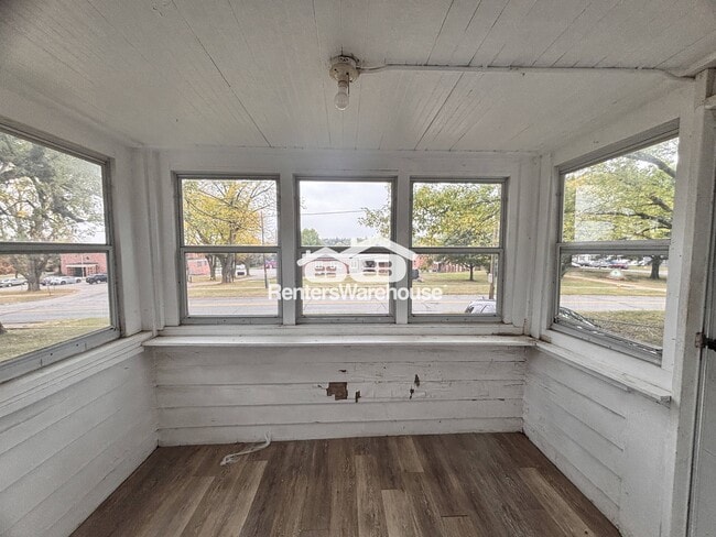 Building Photo - 1229 Merle Hay Rd