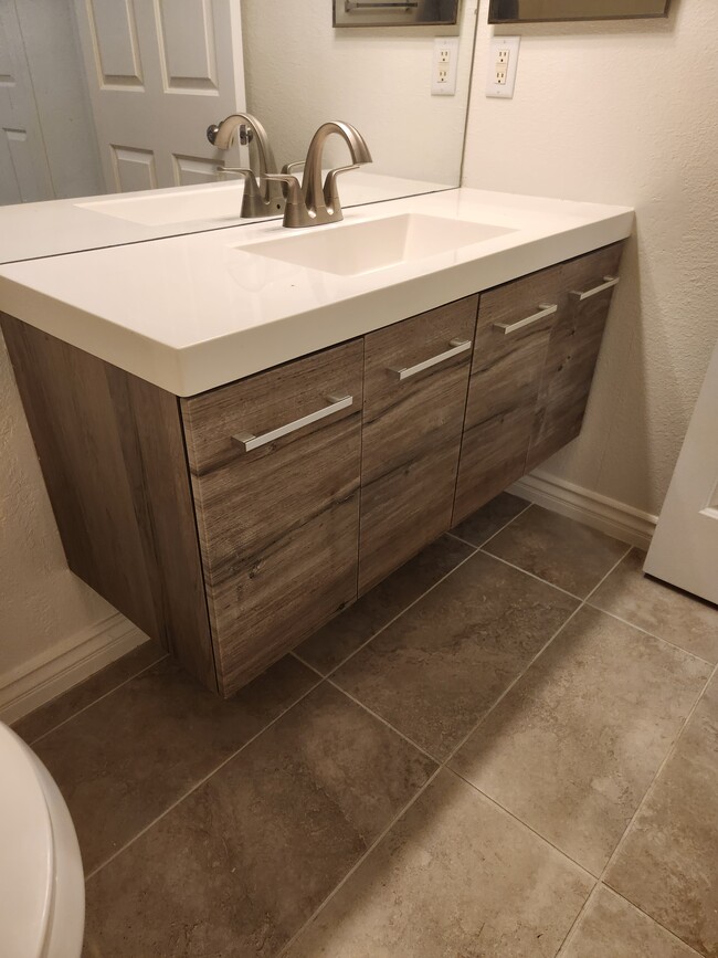 Master bathroom - 517 Indian Bluff St