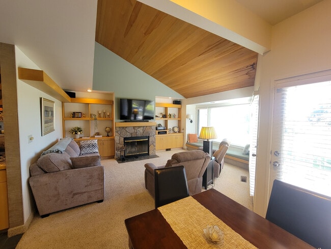 Building Photo - 6901 Robin Ct