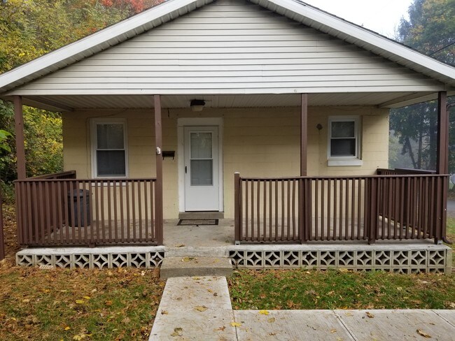 Porche delantero - 385 Riverview Ave