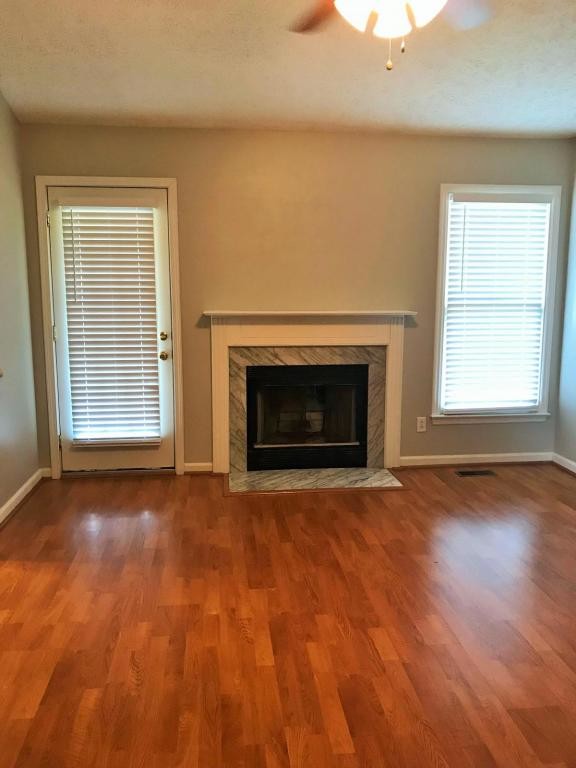 Foto del edificio - 5021 Summer Ridge Rd