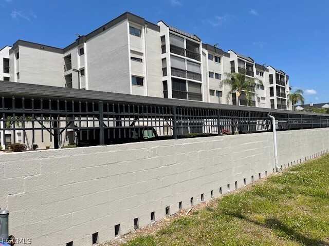 Foto del edificio - 2121 Collier Ave