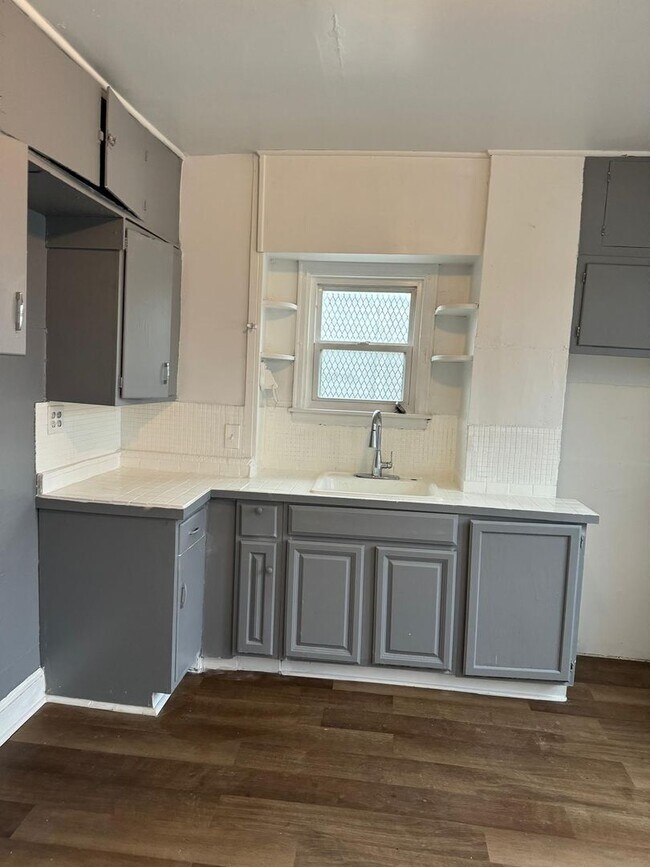 Building Photo - Recently Renovated Three Bed One Bath Ready For A New Tenant!