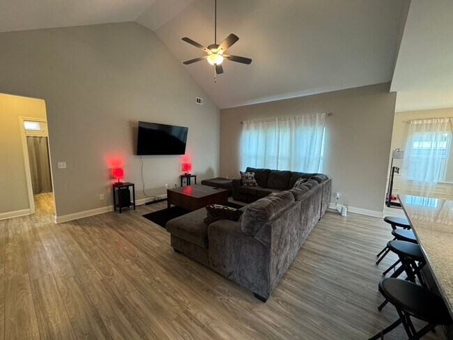 Building Photo - Introducing a spacious 4-bedroom, 2-bathro...