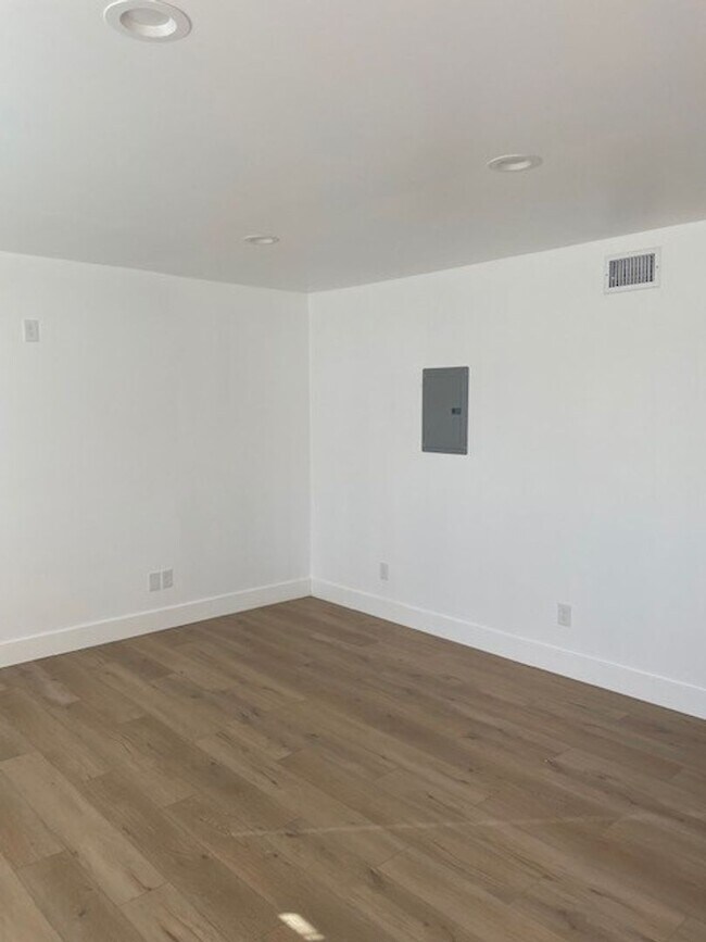 Foto del edificio - 632-638 Iris Drive