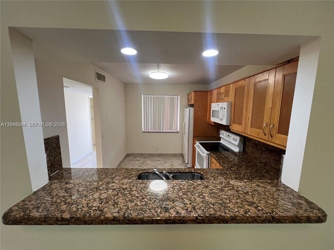 Foto del edificio - 379 Lakeview Dr