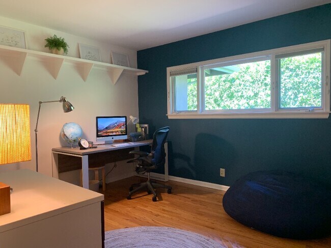 Foto del edificio - 2660 Byron Pl