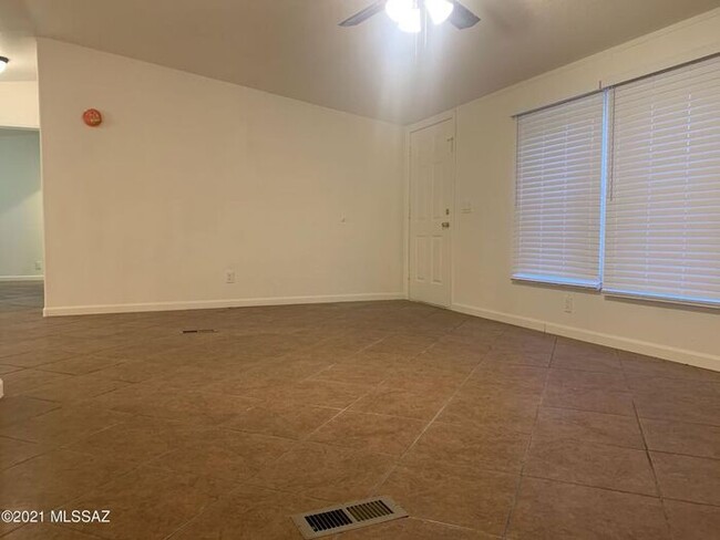 Building Photo - Great 3br 2ba Central Location