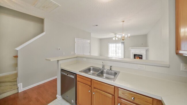 Foto del edificio - Bright and sunny 2 bed/2.5 bath townhome in great Durham location!