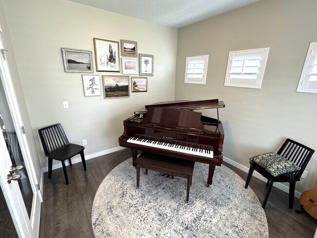 Building Photo - 835 N Plainsman Dr