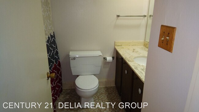 Building Photo - 2 br, 1 bath House - 305 Greenbriar Apt. 28