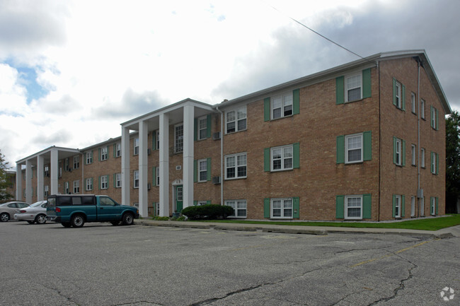 Building Photo - Town & Country Apartments