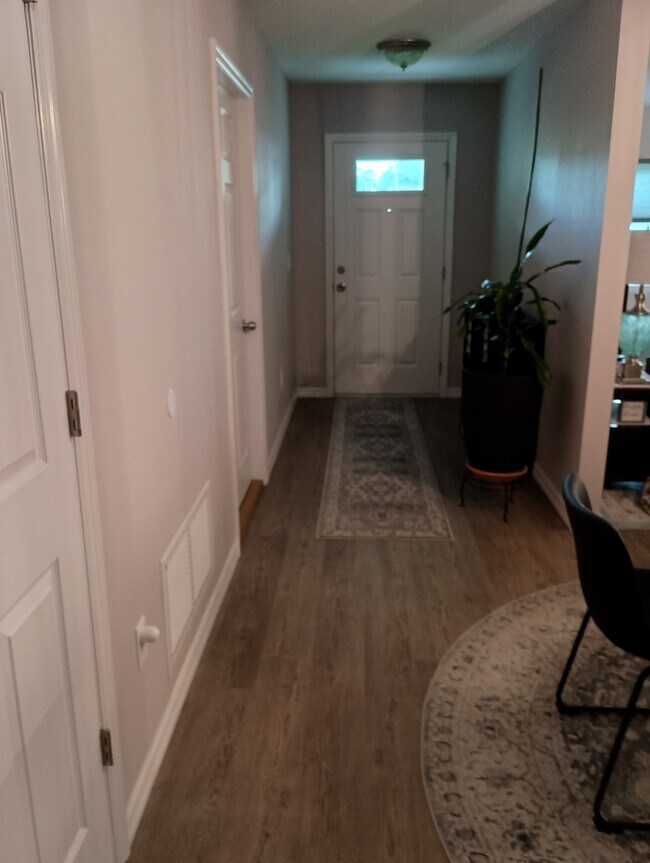 Building Photo - 5527 Oriole Ave