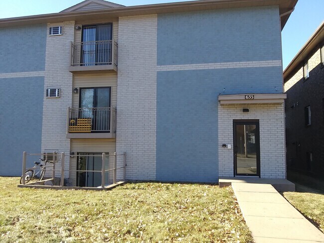 Building Photo - 633 S Dodge St