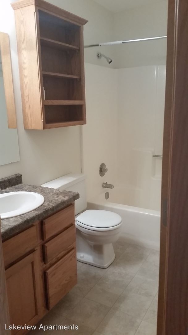 Building Photo - 1449 Lakeview Dr
