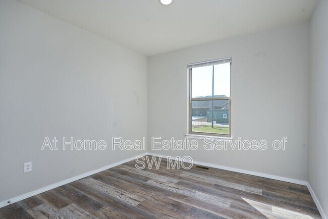 Building Photo - 502 S Evergreen Ave