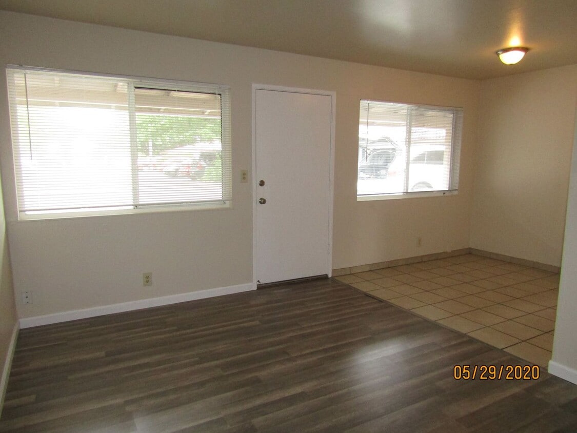 Foto principal - Cozy Updated One Bed One Bath Apartment Ne...