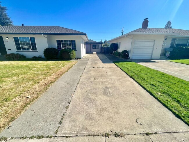 Building Photo - 478 La Sierra Way