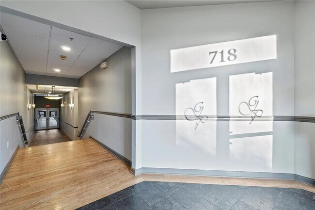 Foto del edificio - Upscale 2 bedroom/2 bathroom Condo in uptown Charlotte, Short Walk to Bank Of America Stadium