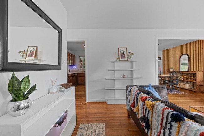 Entrada - 1028 Greenwich St