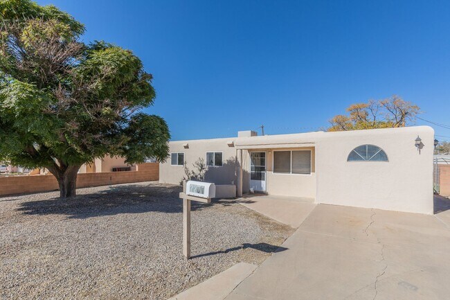 Foto del edificio - Conveniently located 3 Bedroom with Conver...