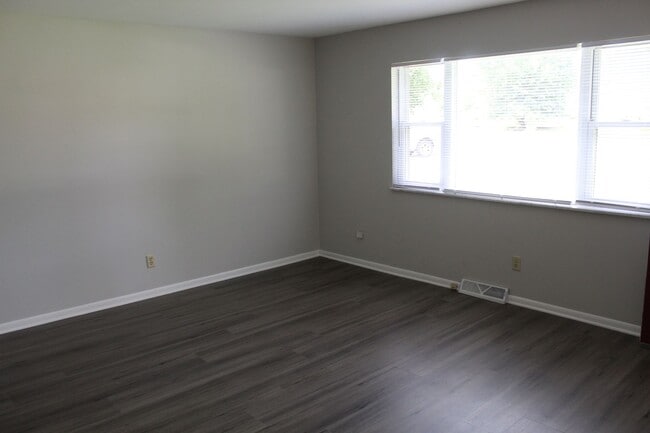 Building Photo - 2 BR Duplex in Avon!
