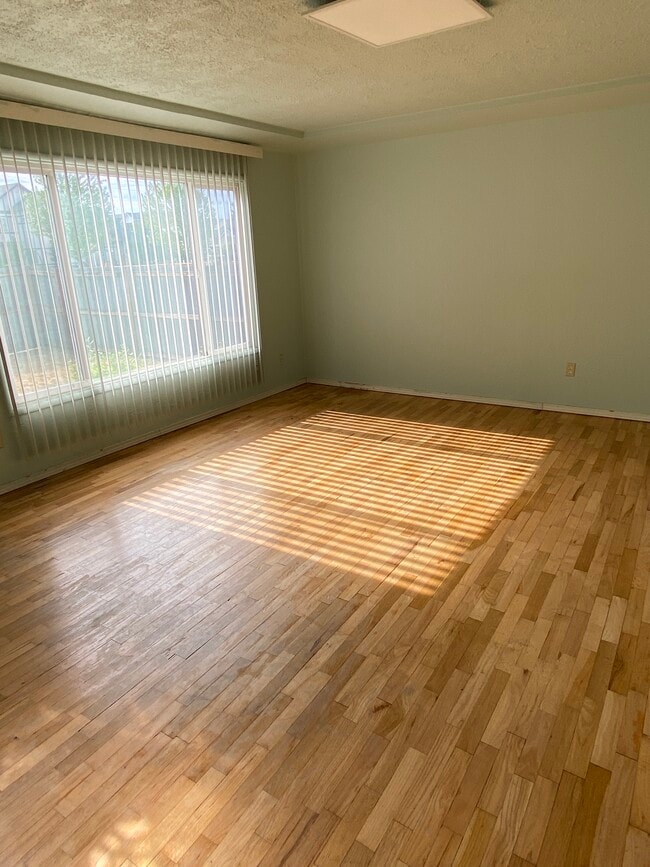 Building Photo - 4813 S Pine St