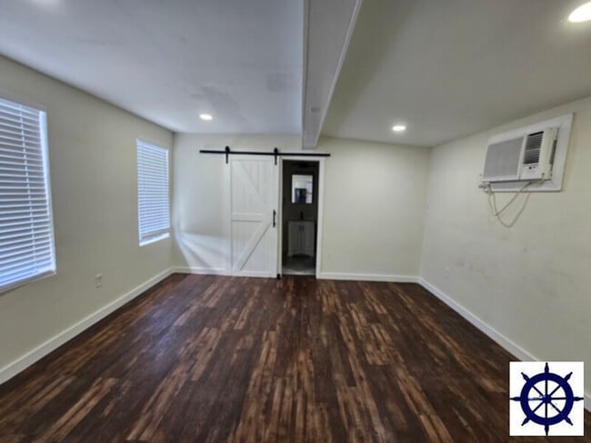 Building Photo - 804 College Ave