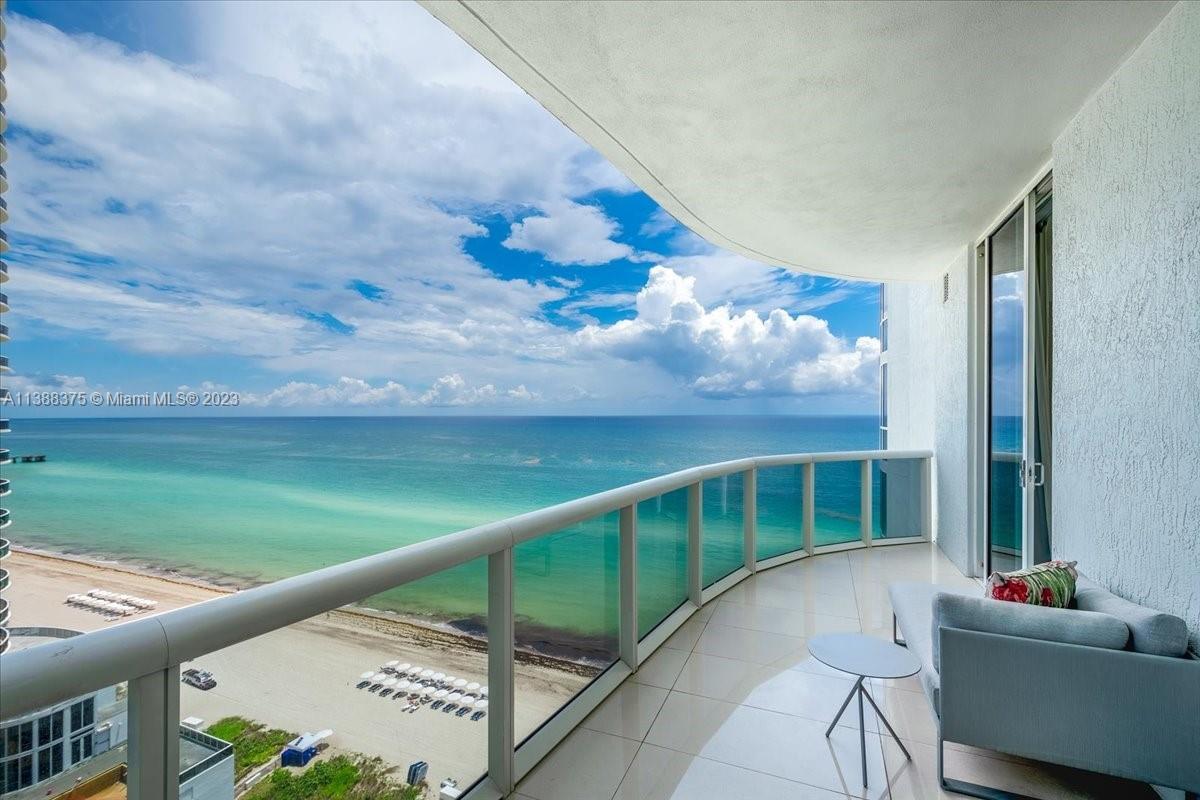 Foto principal - 15811 Collins Ave