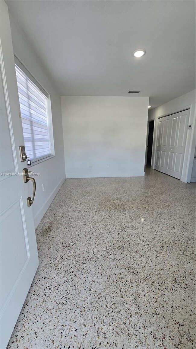 Foto del edificio - 3306 SW 24th Ter