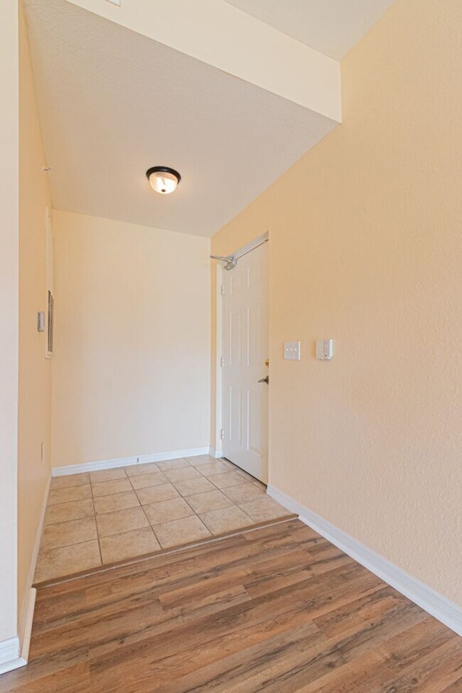 Foto del edificio - Ground-Level Comfort in North Naples – 2BR...