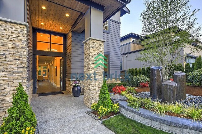 Foto del edificio - Luxurious 5-Bed, 5-Bath Oasis in Bellevue's Prime Location!